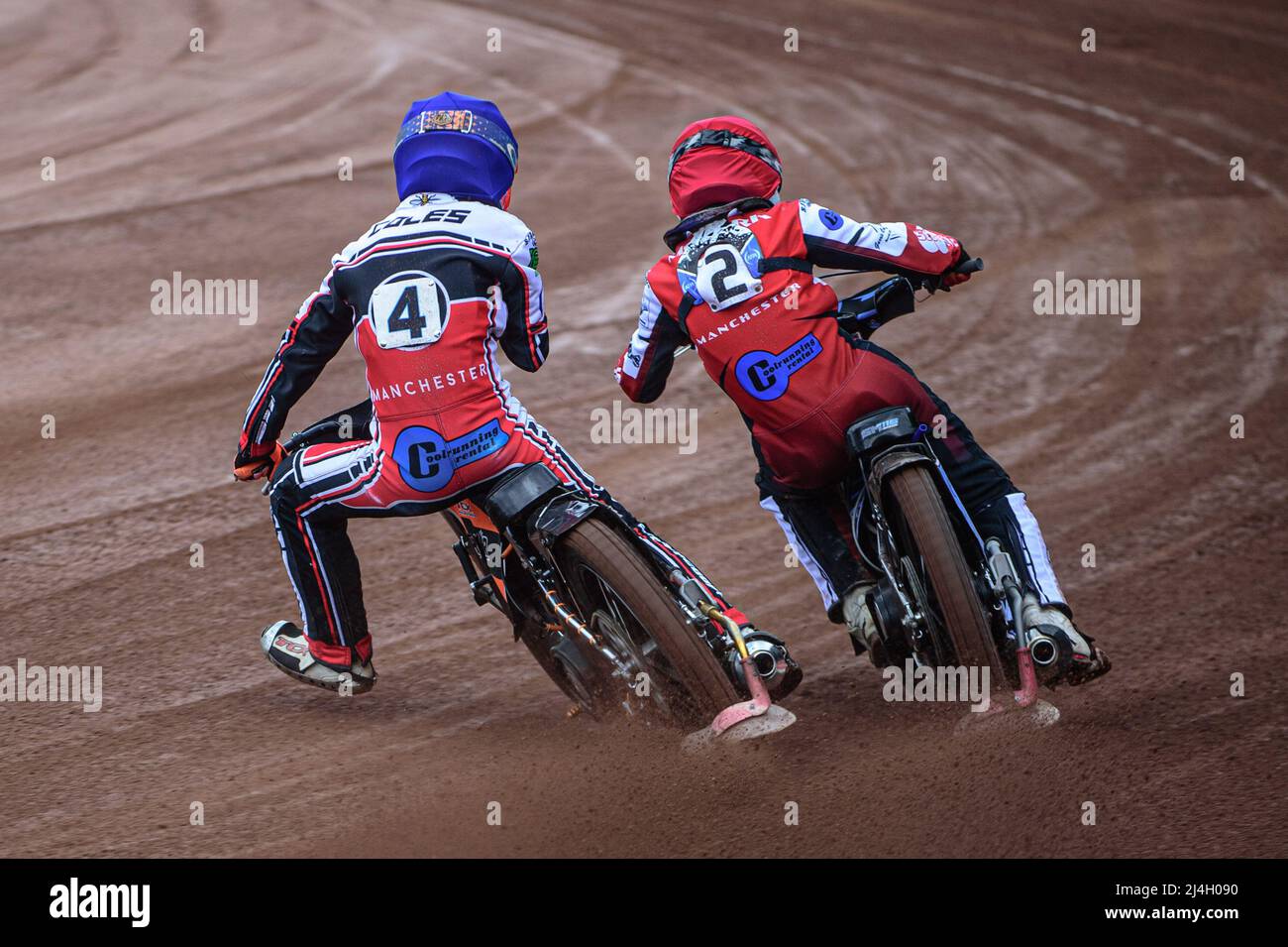 MANCHESTER, REGNO UNITO. APRILE 15th Sam McGurk (Red) supera il compagno di squadra Connor Coles (Blue) durante la partita della National Development League tra Belle Vue Colts e Plymouth Centurions al National Speedway Stadium di Manchester venerdì 15th aprile 2022. (Credit: Ian Charles | MI News) Credit: MI News & Sport /Alamy Live News Foto Stock