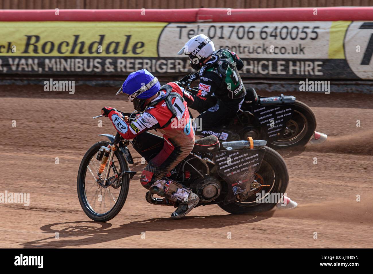 MANCHESTER, REGNO UNITO. APR 15th Jack Smith (Blue) all'interno di Dan Gilkes (White) durante la partita della National Development League tra Belle Vue Colts e Plymouth Centurions al National Speedway Stadium di Manchester venerdì 15th aprile 2022. (Credit: Ian Charles | MI News) Credit: MI News & Sport /Alamy Live News Foto Stock