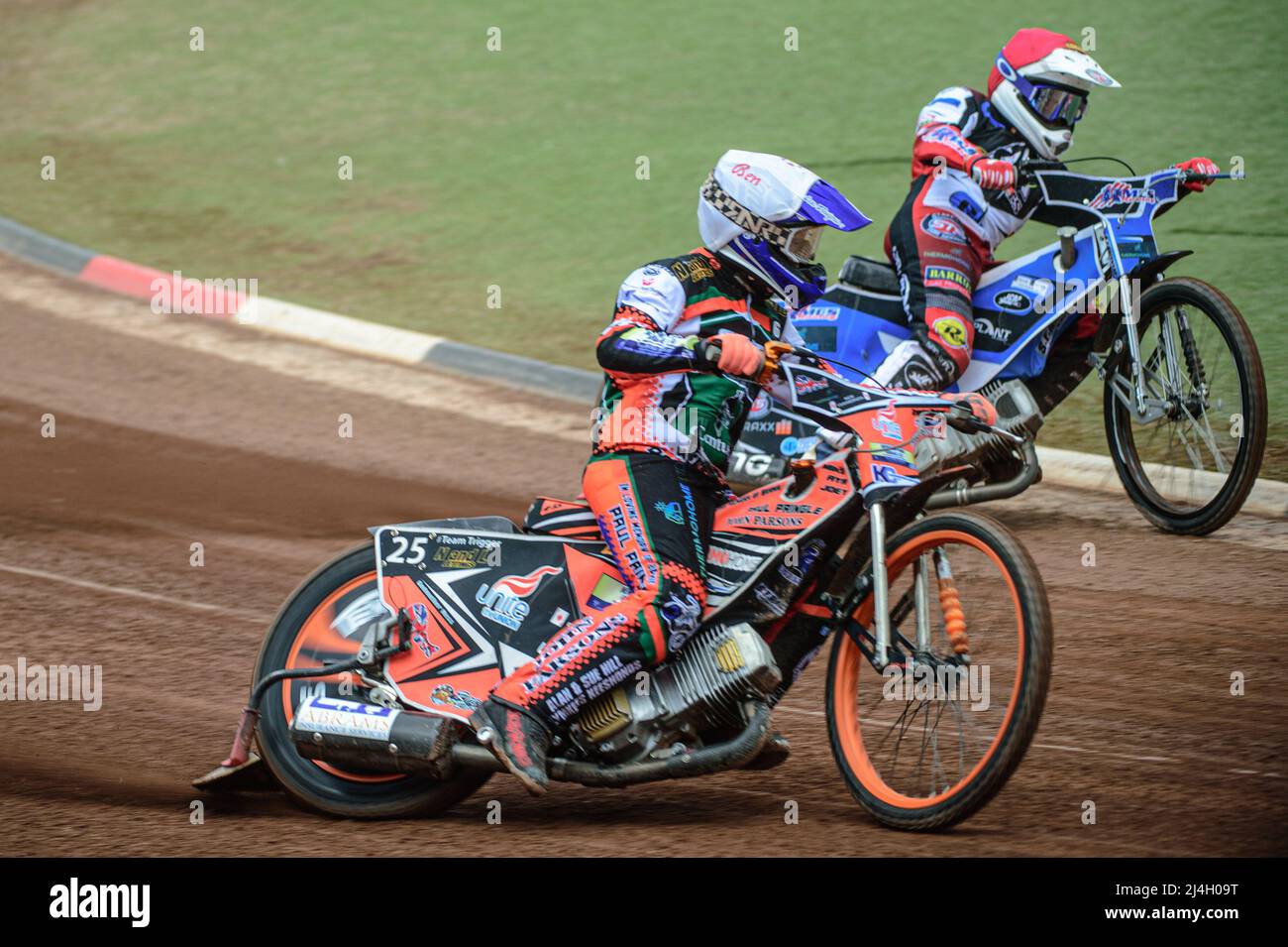 MANCHESTER, REGNO UNITO. APR 15th ben Trigger (Bianco) al di fuori di Archie Freeman (Rosso) durante la partita della National Development League tra Belle Vue Colts e Plymouth Centurions al National Speedway Stadium di Manchester venerdì 15th aprile 2022. (Credit: Ian Charles | MI News) Credit: MI News & Sport /Alamy Live News Foto Stock