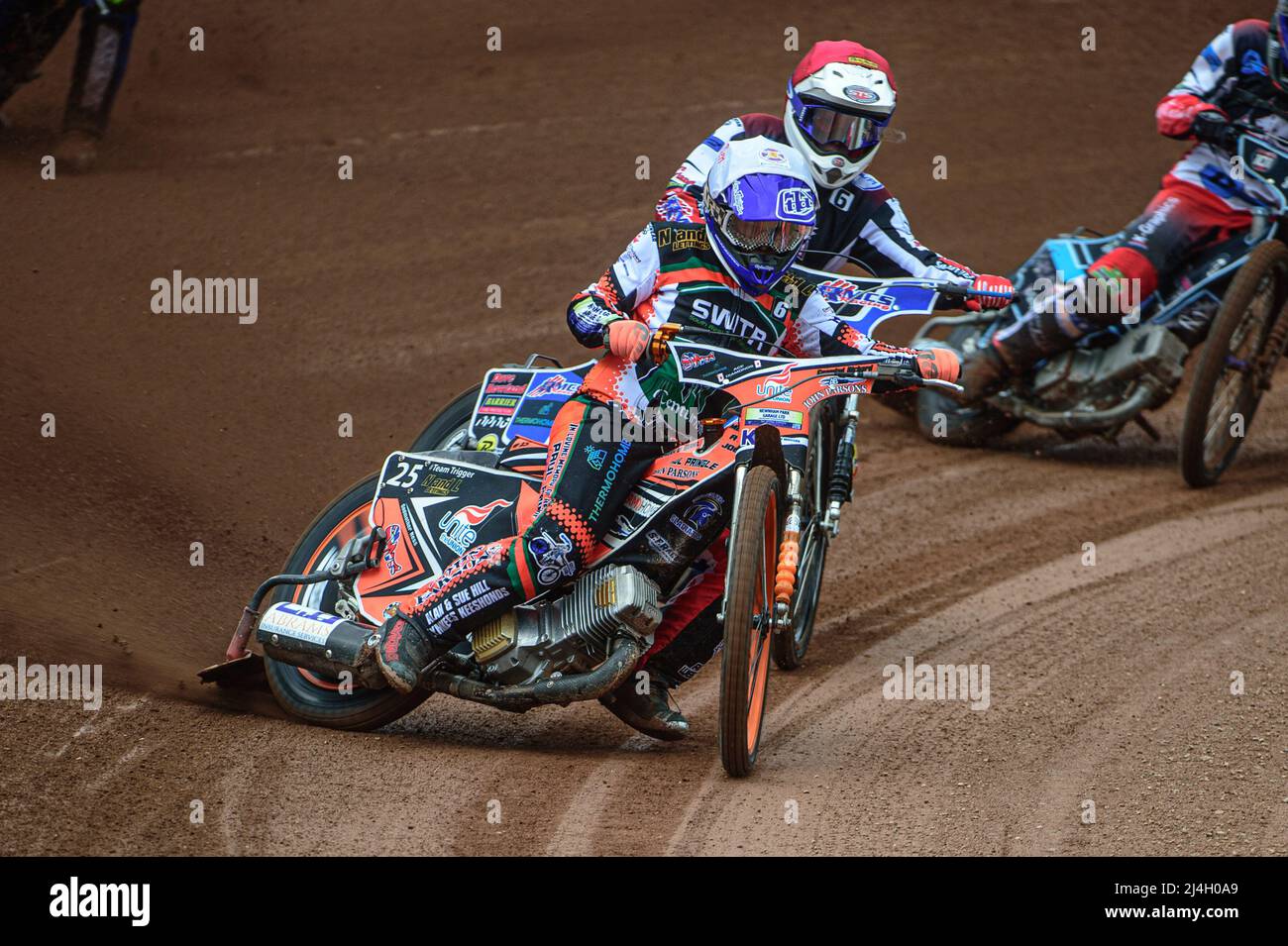 MANCHESTER, REGNO UNITO. APRILE 15th ben Trigger (bianco) guida Archie Freeman (rosso) durante la partita della National Development League tra Belle Vue Colts e Plymouth Centurions al National Speedway Stadium di Manchester venerdì 15th aprile 2022. (Credit: Ian Charles | MI News) Credit: MI News & Sport /Alamy Live News Foto Stock