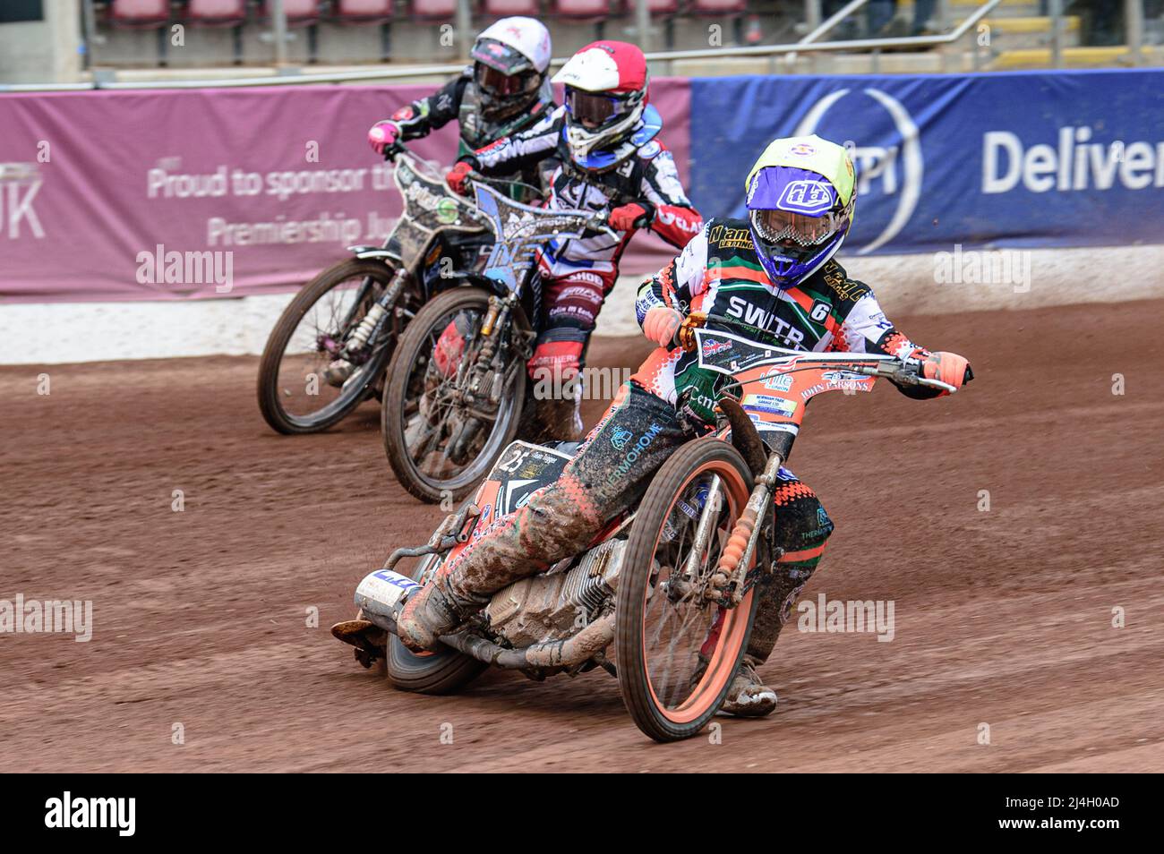 MANCHESTER, REGNO UNITO. APRILE 15th ben Trigger (Bianco) guida Sam McGurk (Rosso) e Connor King (Bianco) durante la partita della National Development League tra Belle Vue Colts e Plymouth Centurions al National Speedway Stadium di Manchester venerdì 15th aprile 2022. (Credit: Ian Charles | MI News) Credit: MI News & Sport /Alamy Live News Foto Stock