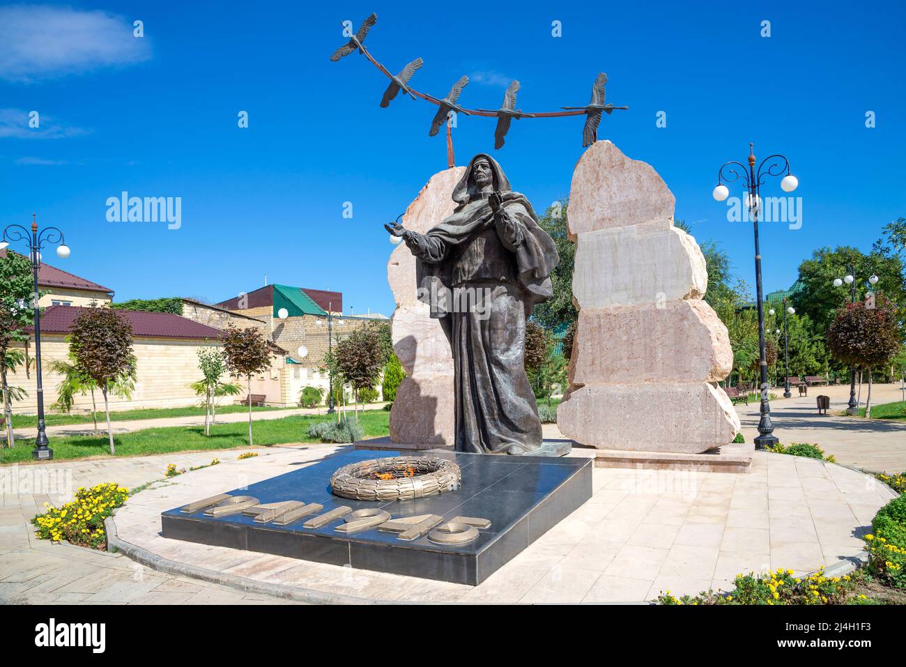 DERBENT, RUSSIA - 27 SETTEMBRE 2021: Figura di bronzo della 'Madre addolorante' nel Parco della Gloria militare. Derbent. Repubblica del Dagestan Foto Stock