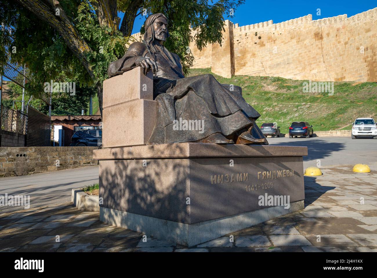 DERBENT, RUSSIA - 27 SETTEMBRE 2021: Monumento al poeta e pensatore del medievale Oriente Nizami Ganjavi. Derbent, Repubblica del Dagestan, Russia Foto Stock