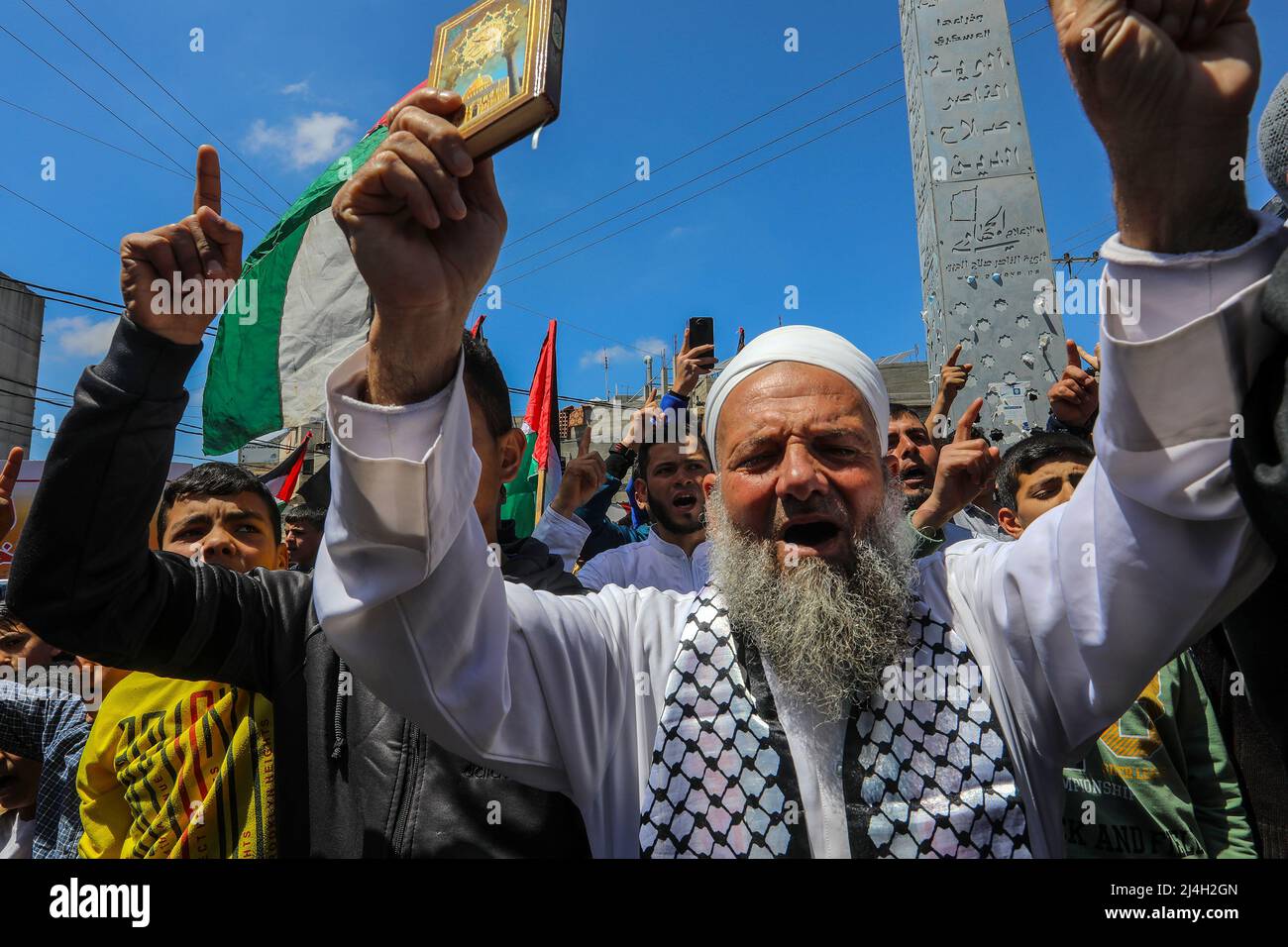 Khan Yunis, Gaza. 15th Apr 2022. I palestinesi protestano durante il raduno dopo le preghiere di venerdì a Khan Yunis nella striscia meridionale di Gaza, per esprimere il sostegno alla moschea al-Aqsa venerdì 15 aprile 2022. Più di 100 persone sono state ferite in nuove violenze, che sono venute dopo tre settimane di violenza mortale in Israele e nella Cisgiordania occupata, e come la festa ebraica di Pasqua e Pasqua cristiana si sovrappongono al mese santo musulmano del Ramadan. Foto di Ismael Mohamad/UPI Credit: UPI/Alamy Live News Foto Stock