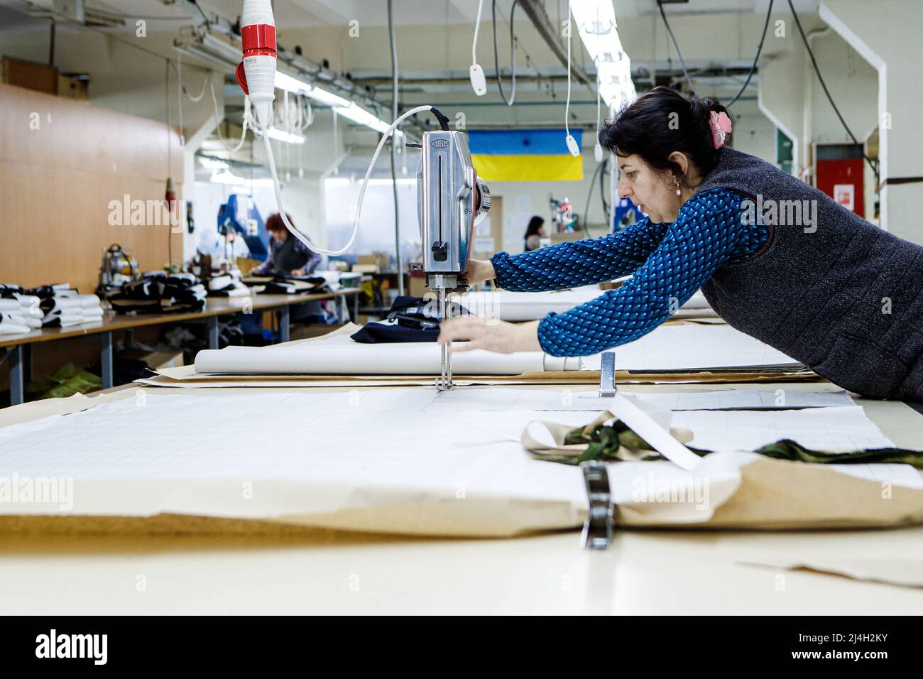 La fabbrica di abbigliamento di Uzhhorod produce borse tattiche, coperture  per giubbotti antiproiettile, IIFS e kit di pronto soccorso per i difensori  ucraini che hanno sostituito i loro prodotti usuali dall'inizio  dell'invasione