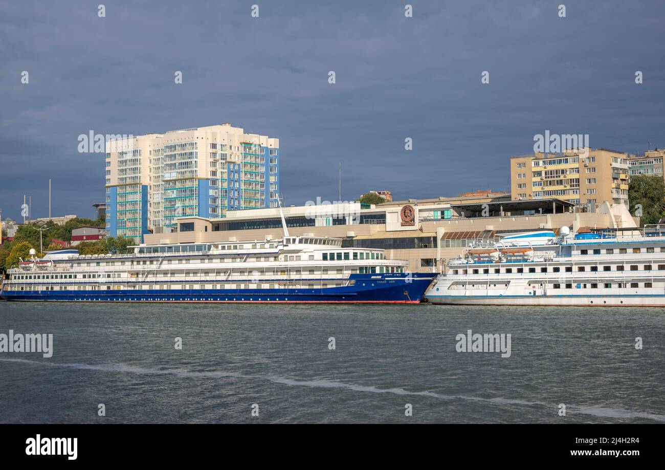 ROSTOV SU DON, RUSSIA - 03 OTTOBRE 2021: Moderni liner alla stazione fluviale sul lungofiume del fiume Don. Rostov su Don, Russia Foto Stock