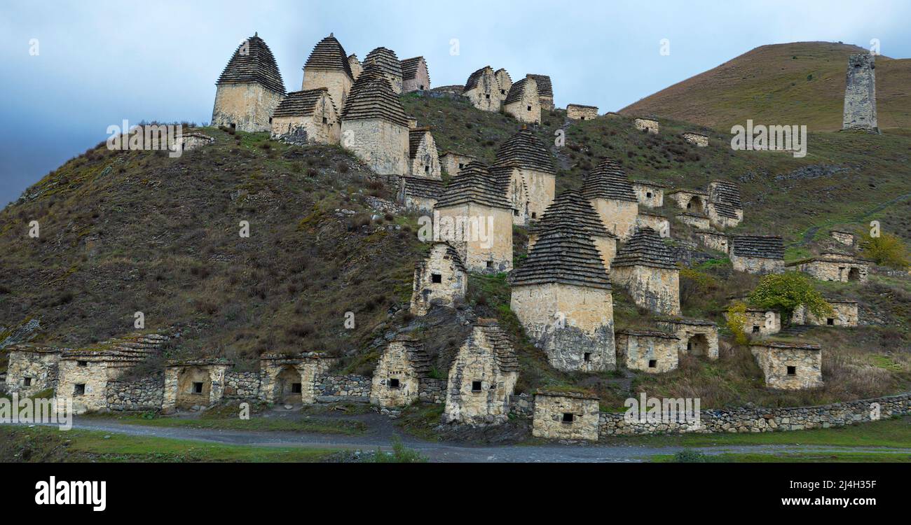 Panorama dell'antico complesso sepolcrale Dargavs. Ossezia settentrionale, Russia Foto Stock