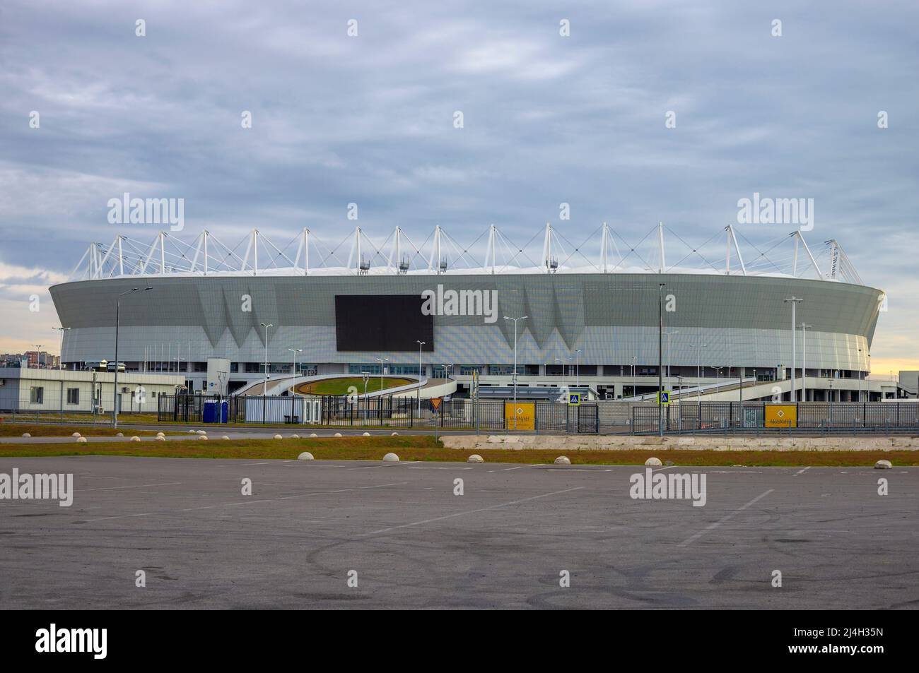 ROSTOV SU DON, RUSSIA - 03 OTTOBRE 2021: Stadio 'Rostov Arena' al mattino presto. Rostov su Don, Russia Foto Stock