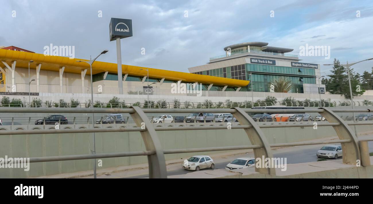 Birkhadem, Algeri, Algeria. Maghreb Truck Company Spa edificio, logo MAN e pannelli di Man Truck e autobus. Barriere stradali nazionali e automobili. Foto Stock