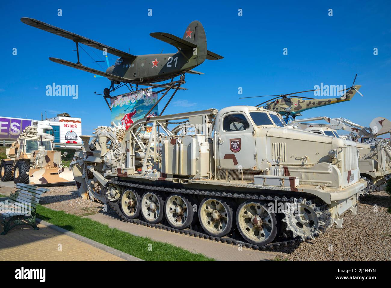 KAMENSK-SHAKHTINSKY, RUSSIA - 04 OTTOBRE 2021: BTM-3 (macchina da scavo rapido) basata sul trattore AT-T. Park Patriot, Kamensk-Shakhtinsky. Russia Foto Stock