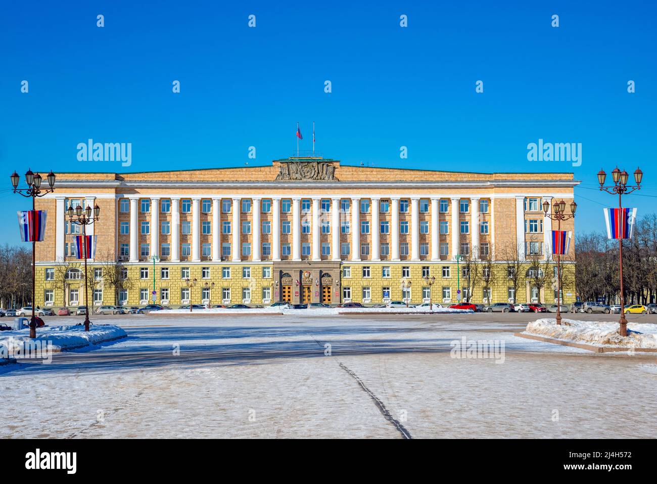 VELIKY NOVGOROD, RUSSIA - 09 MARZO 2022: Amministrazione costruzione di Veliky Novgorod in una giornata di sole Foto Stock