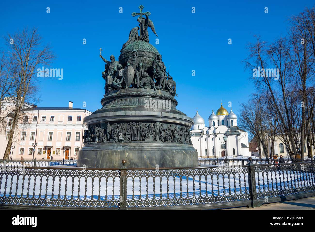VELIKY NOVGOROD, RUSSIA - 09 MARZO 2022: Monumento 'millennio della Russia' (1862) nel Cremlino di Veliky Novgorod in una giornata di marcia soleggiata Foto Stock