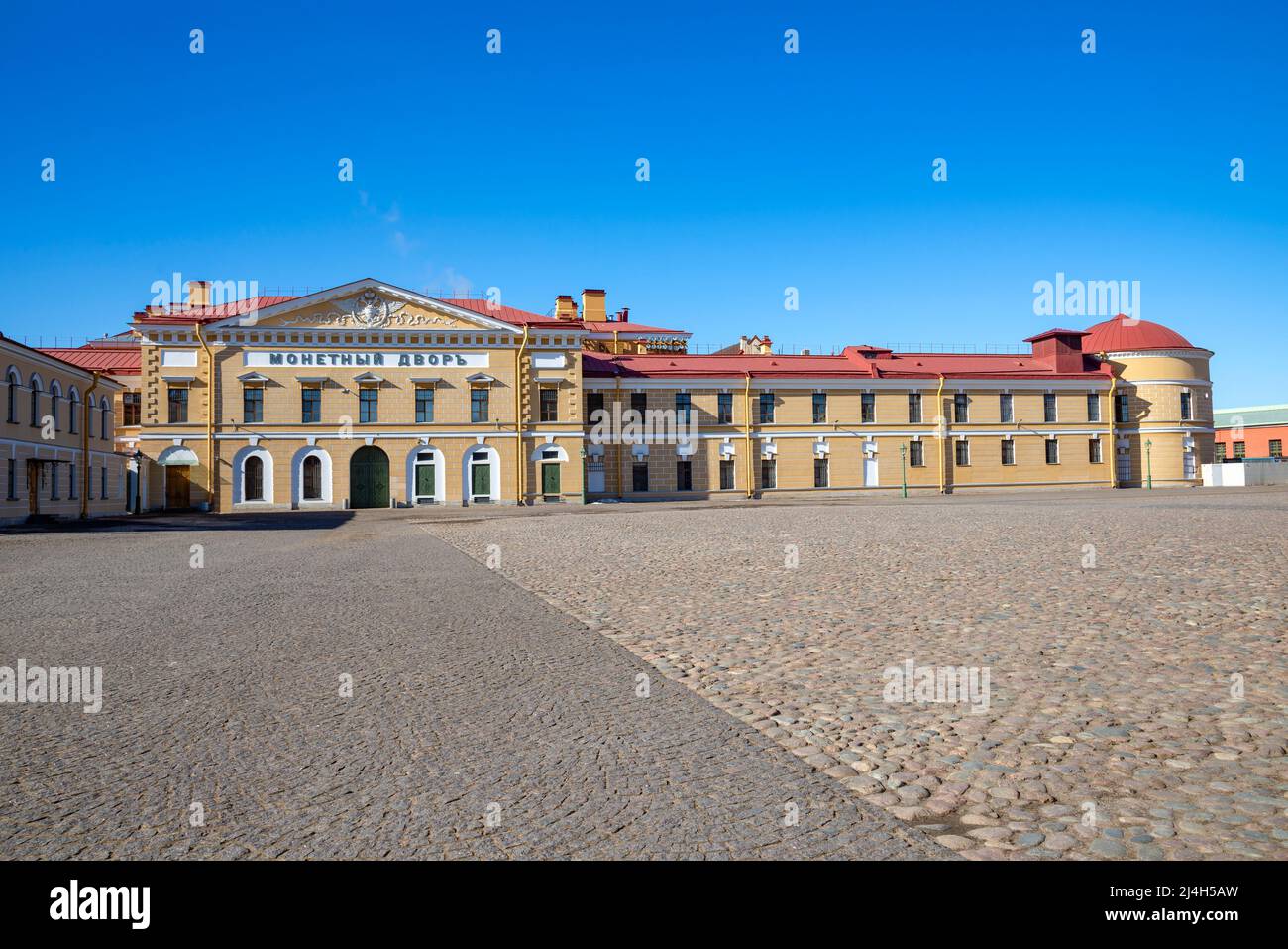 ST. PIETROBURGO, RUSSIA - 03 APRILE 2022: Il vecchio edificio della zecca in una giornata di sole. San Pietroburgo Foto Stock