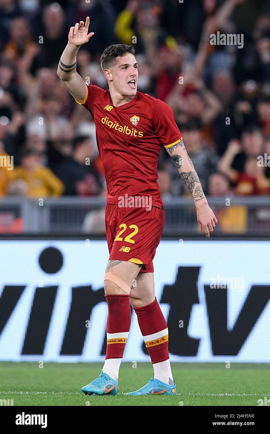 Lo Zaniolo di AS Roma festeggia il 14 aprile 2022 il ragguardezzamento della UEFA Conference League tra Roma e Roma allo Stadio Olimpico di Roma. Foto di Giuseppe Maffia. Foto Stock