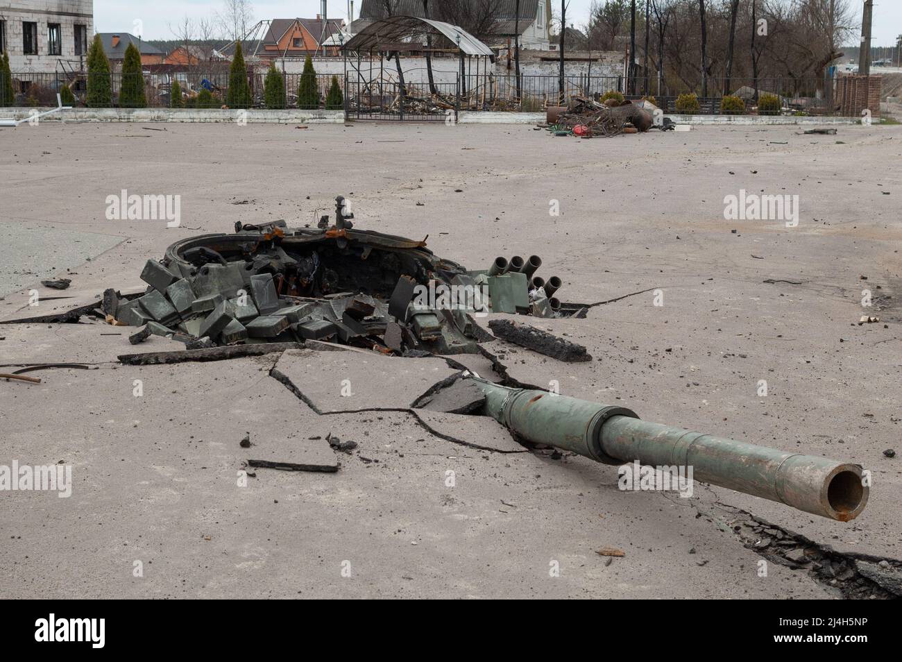 Carro armato russo T-72 bruciato dalle forze armate ucraine nella regione di Kyiv in Ucraina. Aggressione russa in Ucraina. Foto Stock