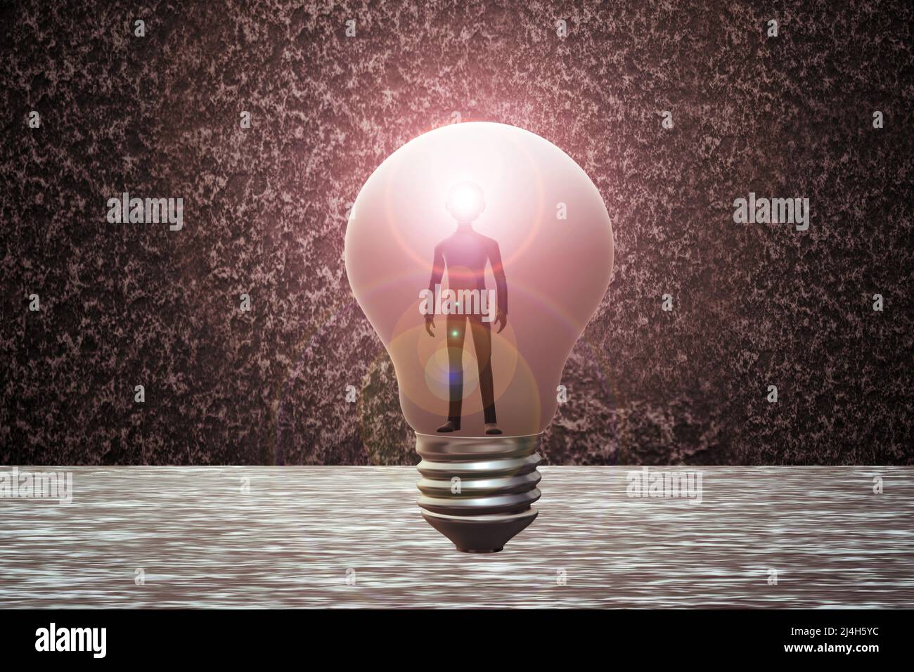Uomo all'interno di una lampadina che riceve luce per generare idee. Foto Stock