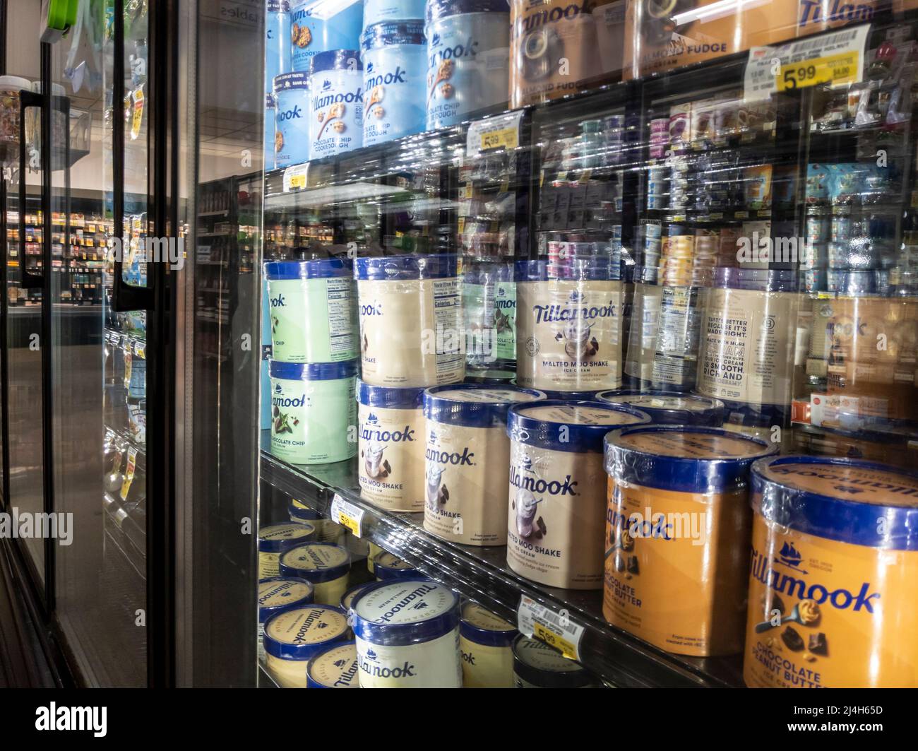 Woodinville, WA USA - circa Aprile 2022: Vista angolata di galloni di gelato Tillamook nella sezione freezer di un negozio di alimentari fresco Haggen Northwest Foto Stock