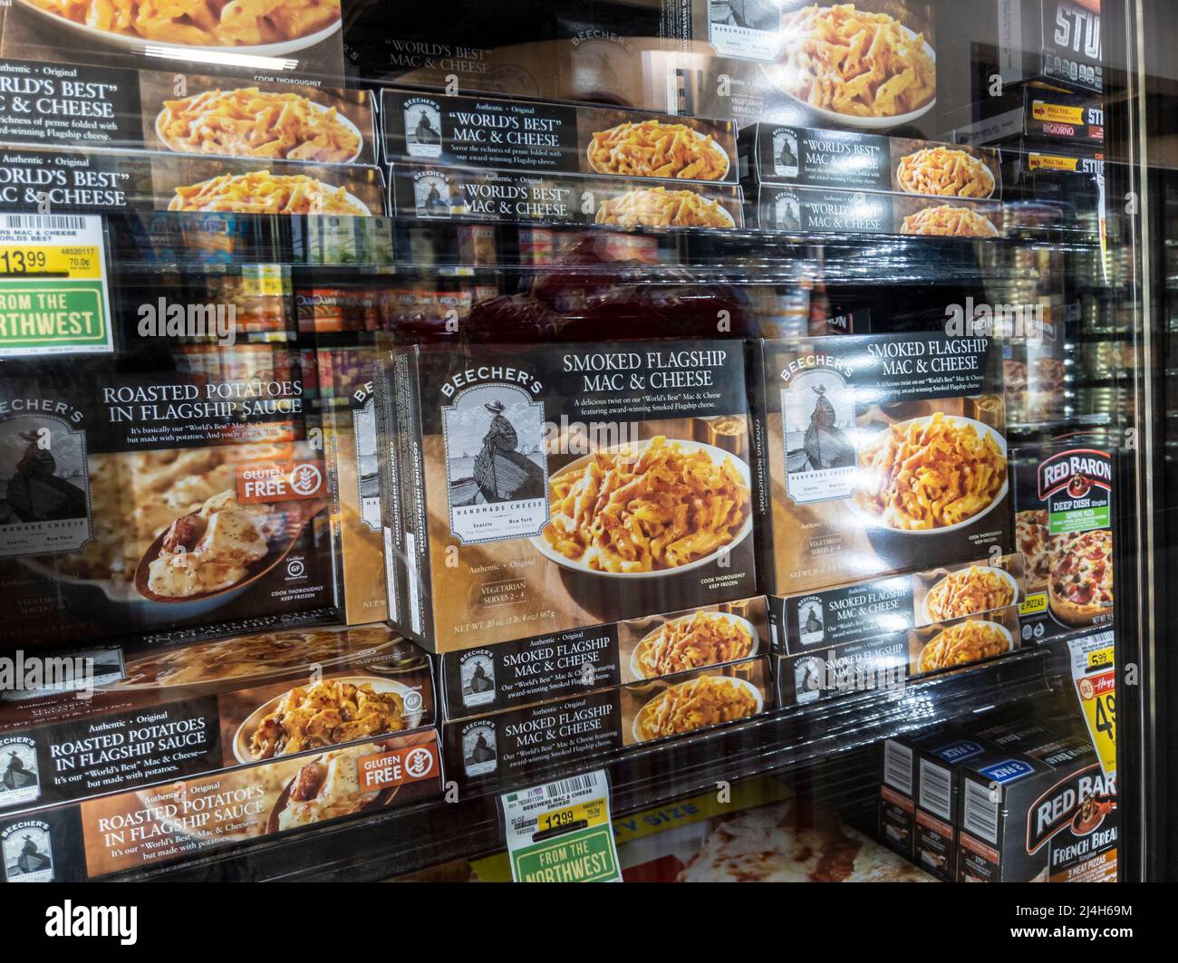 Woodinville, WA USA - circa Aprile 2022: Vista ad angolo di Beecher's World Famous Mac and Cheese in vendita nel corridoio freezer di un Haggen Northwest Fresh Foto Stock