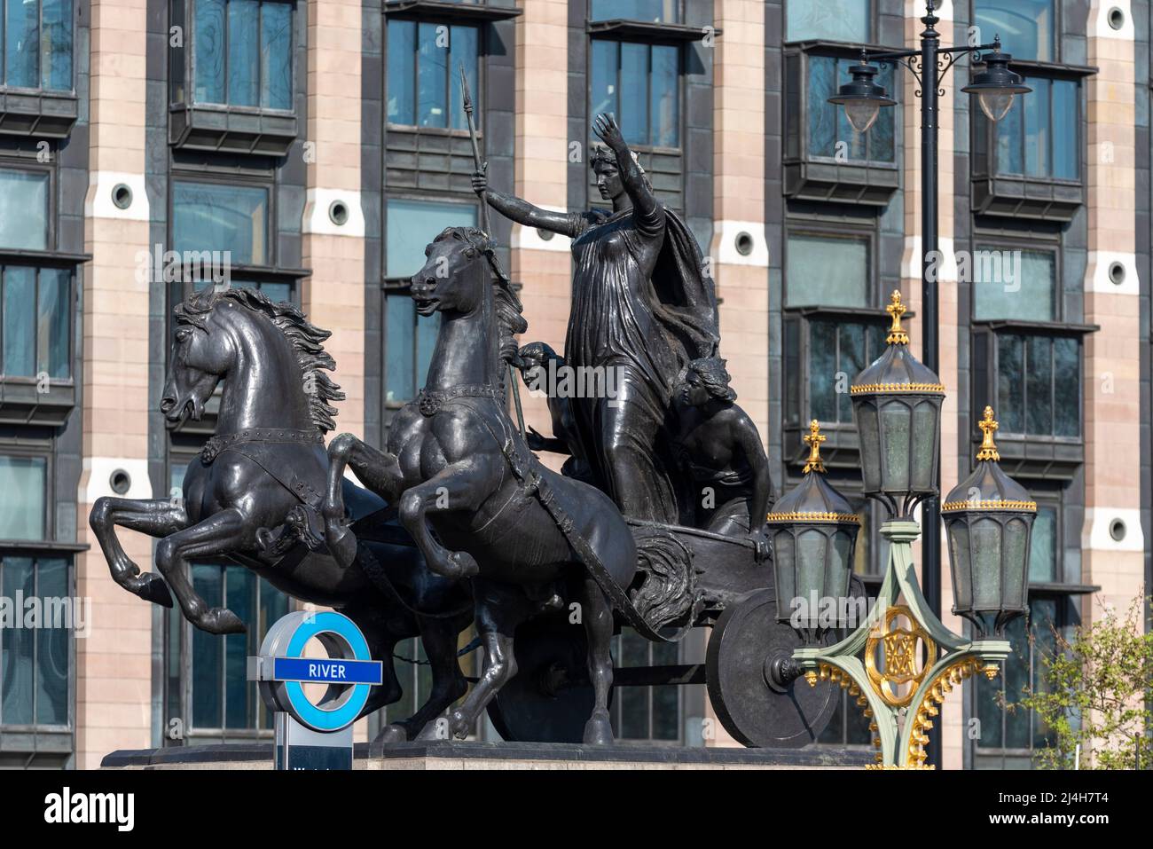 Boadea e la sua statua di bronzo Figlie a Westminster, Londra, Regno Unito, sopra uno stand di vendita turistica. Cartello sul fiume per il terminal dei traghetti del molo di Westminster Foto Stock Boadea e la sua statua di bronzo Figlie a Westminster, Londra, Regno Unito, sopra uno stand di vendita turistica. Cartello sul fiume per il terminal dei traghetti del molo di Westminster Foto Stock