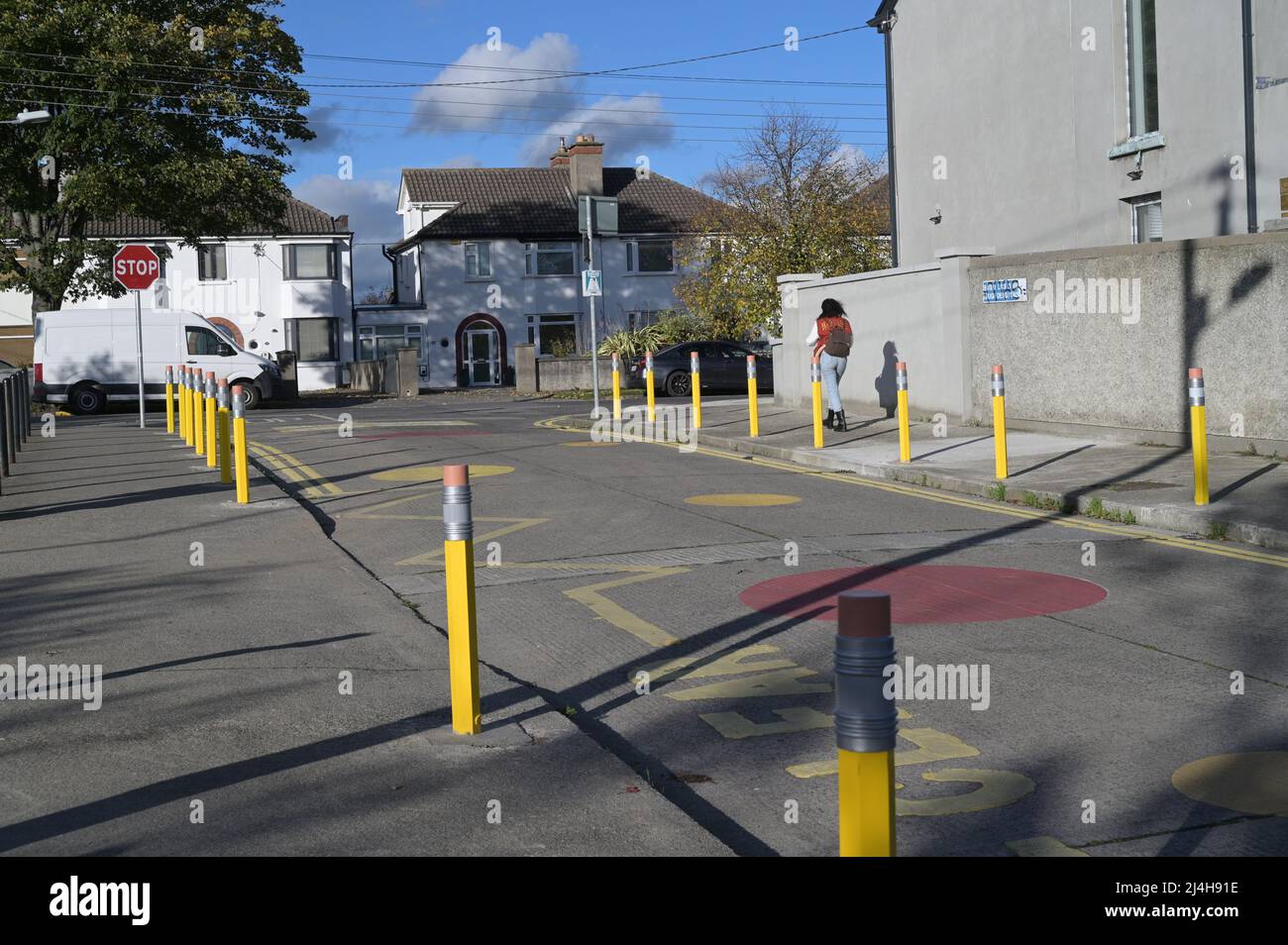 Lough Derg Road, Dublino 5, con insoliti mobili da strada che fanno presenza di scuola, Foto Stock