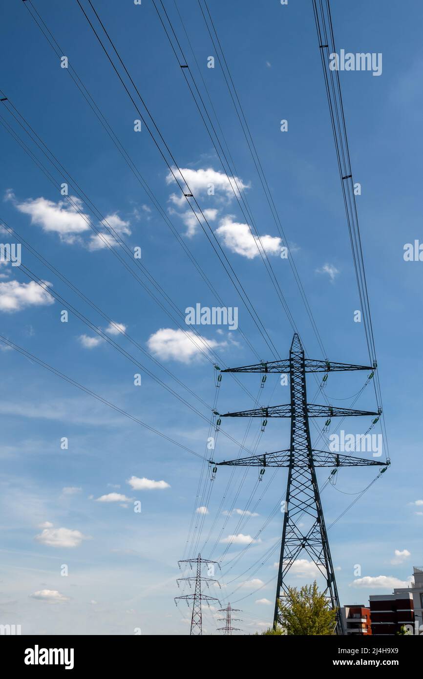 Traliccio metallico che trasporta cavi elettrici sospesi di linee ad alta tensione. Concetti di reti di trasmissione elettrica, alimentazione di energia, consumo di energia Foto Stock