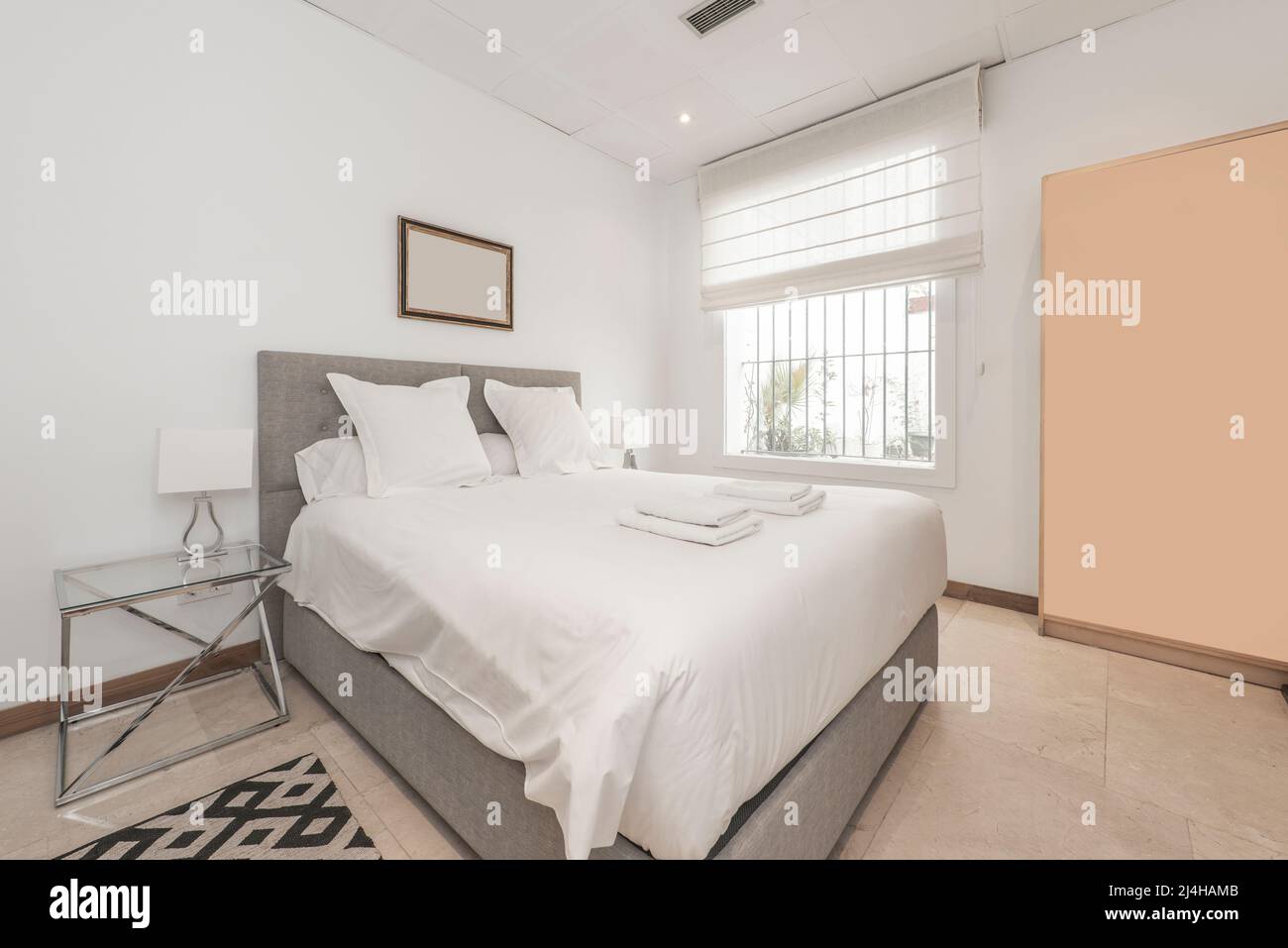 Rilassante interiore camera da letto di bianco e blu con decorazioni, letto  doppio e carta da parati Foto stock - Alamy