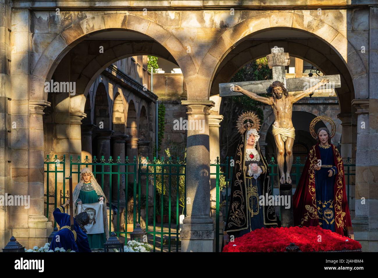 Aviles, Asturie, Spagna. Aprile 14, 2022. Processione della settimana Santa nella città di Aviles nelle Asturie Foto Stock