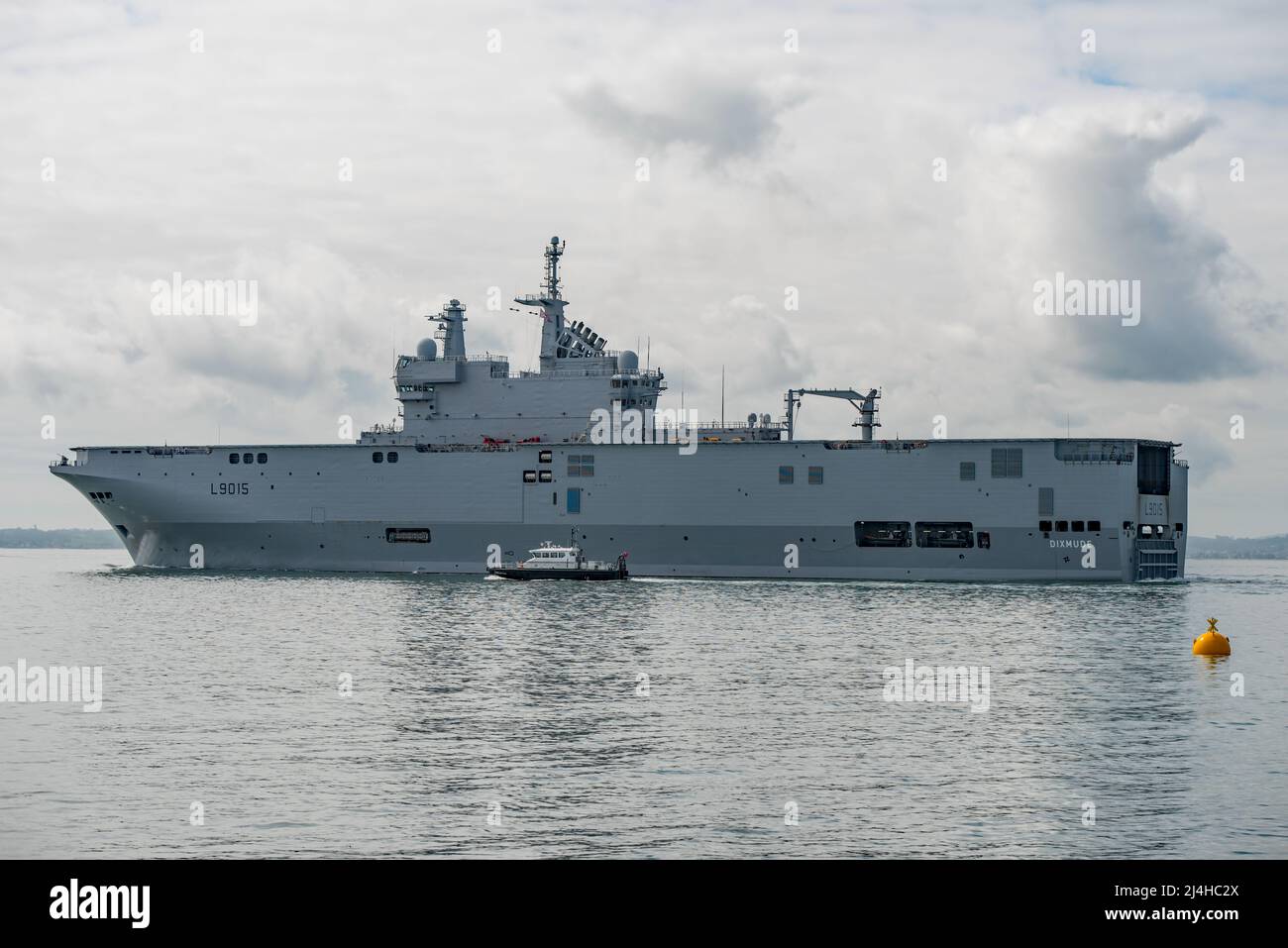 La nave d'assalto anfibio della Marina francese (Marine Nationale) FS Dixmude (L9015) che lascia Portsmouth, Regno Unito il 14/04/2022. Foto Stock