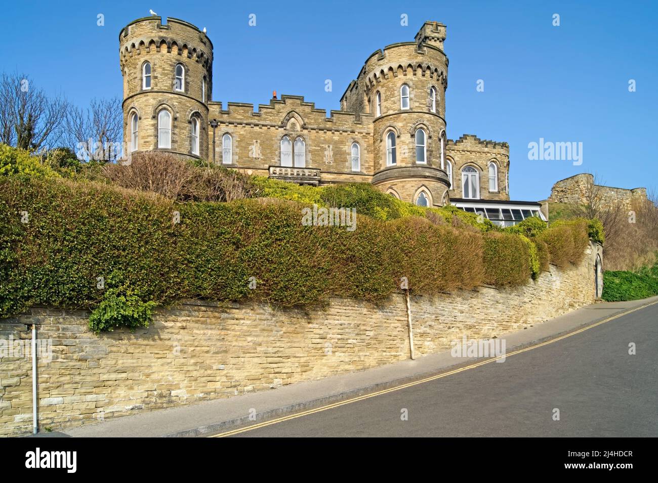 Regno Unito, North Yorkshire, The Towers on Castle Road con Scarborough Castle Wall sullo sfondo. Foto Stock