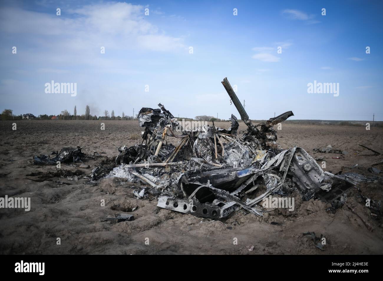 Makariv, vicino a Kiev, Ucraina - 15 aprile 2022: Resti del relitto di un elicottero russo e corpi delle vittime sono visti in un campo vicino a Kiev Credit: Piero Crociatti/Alamy Live News Foto Stock