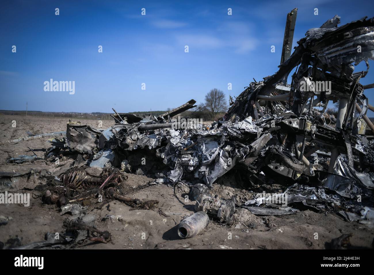 Makariv, vicino a Kiev, Ucraina - 15 aprile 2022: Resti del relitto di un elicottero russo e corpi delle vittime sono visti in un campo vicino a Kiev Credit: Piero Crociatti/Alamy Live News Foto Stock