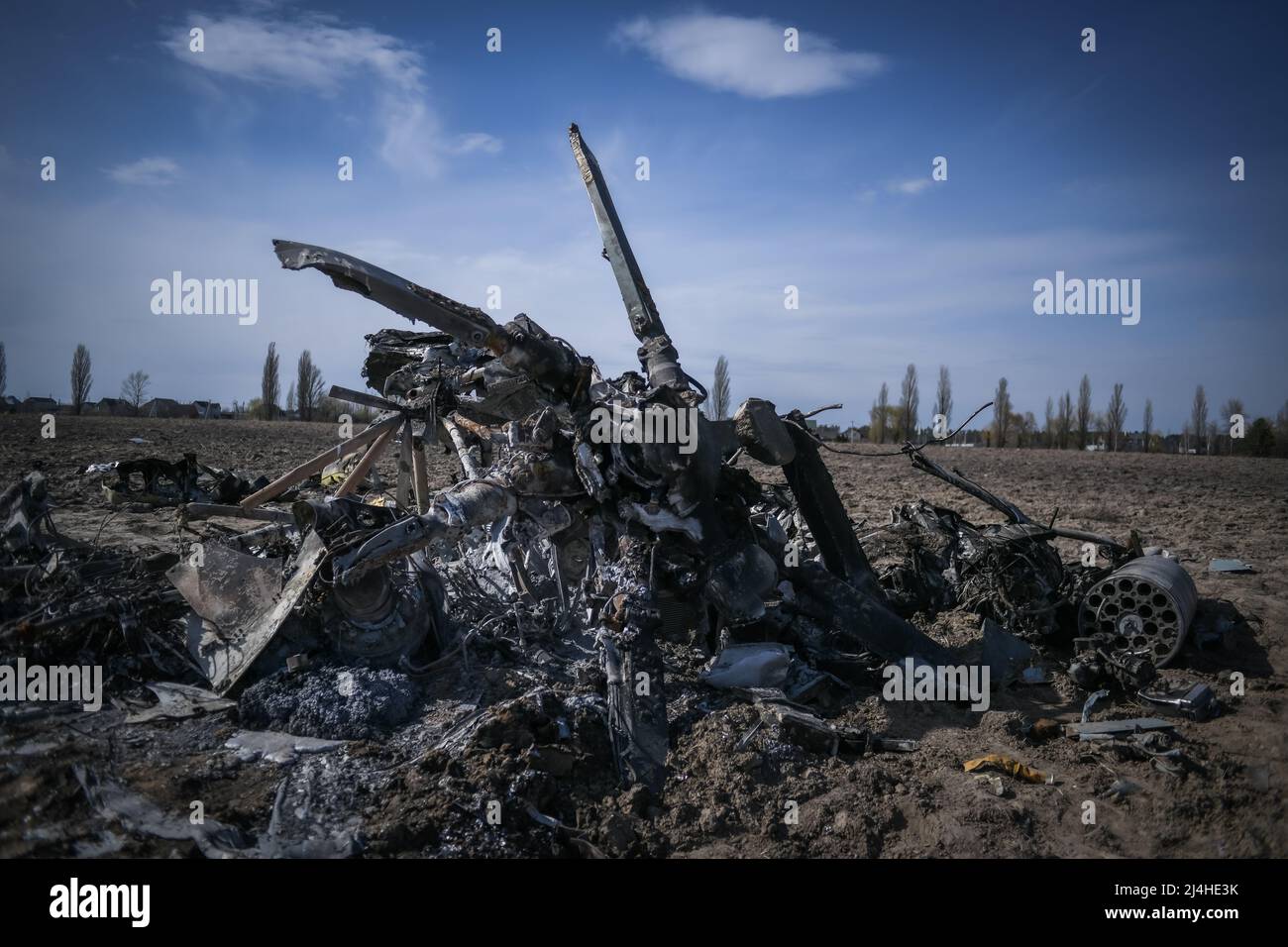 Makariv, nei pressi di Kiev, Ucraina - 15 aprile 2022: Il relitto di un elicottero russo e tre corpi sono visti in un campo di credito: Piero Crociatti/Alamy Live News Foto Stock