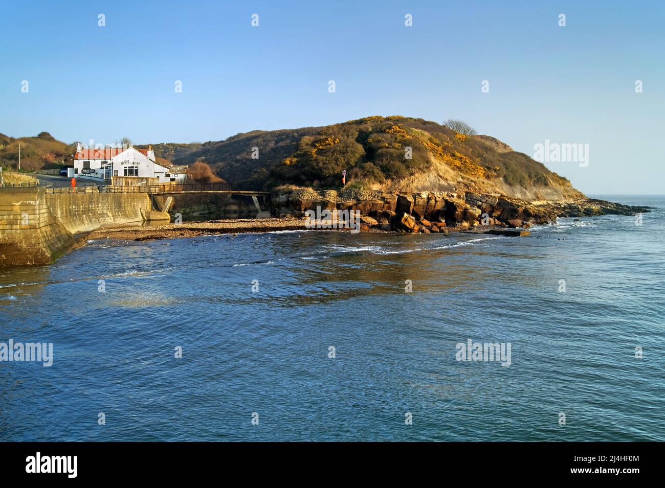 UK, North Yorkshire, Scarborough, Scalby Mills Beach, Headland e Old Scalby Mills Pub. Foto Stock