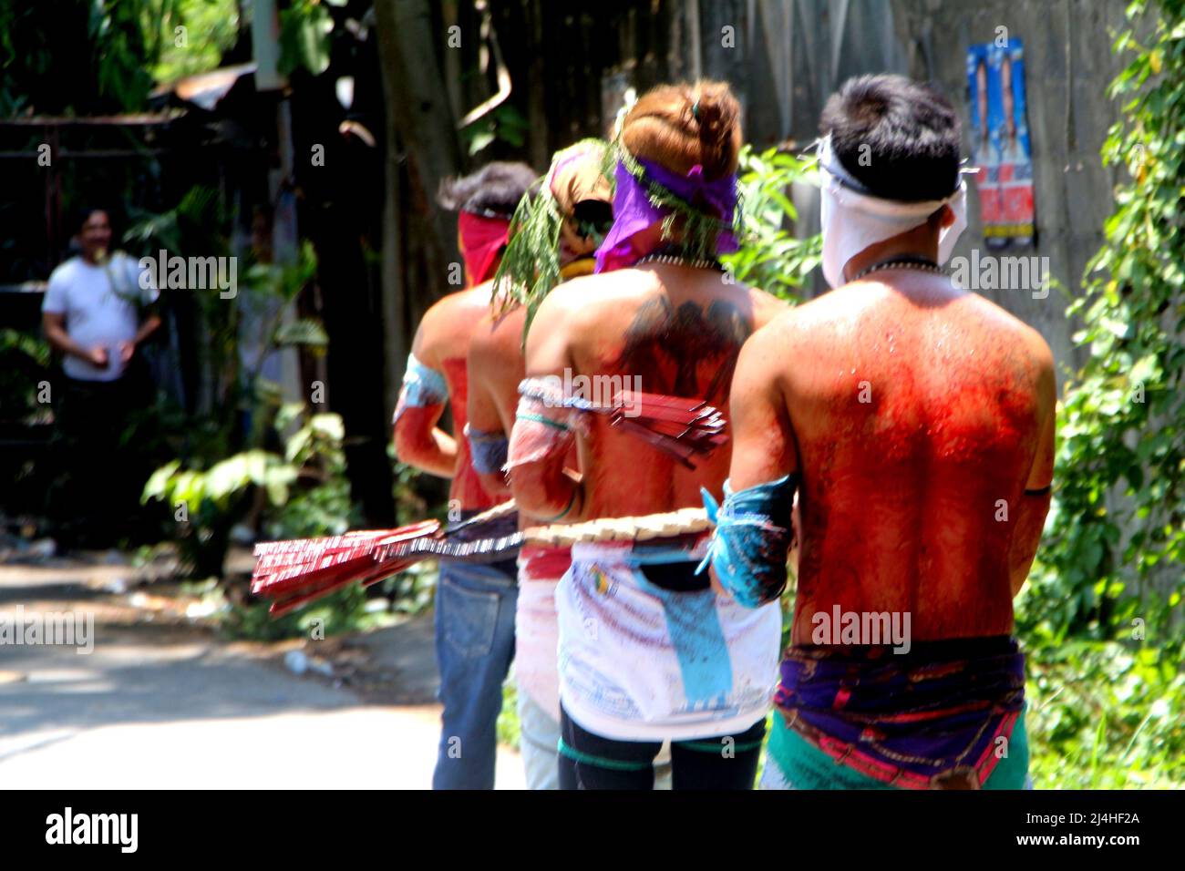 Filippine. 15th Apr 2022. I devoti fanno il loro atto di penitenza durante la celebrazione del Venerdì Santo a Mabalakat, Pampanga (provincia settentrionale di Manila). I flagellanti mantengono le loro tradizioni per due anni come Covid-19 scalda il mondo e il governo filippino ha limitato un raduno sociale. (Credit Image: © Gregorio B. Dantes Jr/Pacific Press via ZUMA Press Wire) Foto Stock