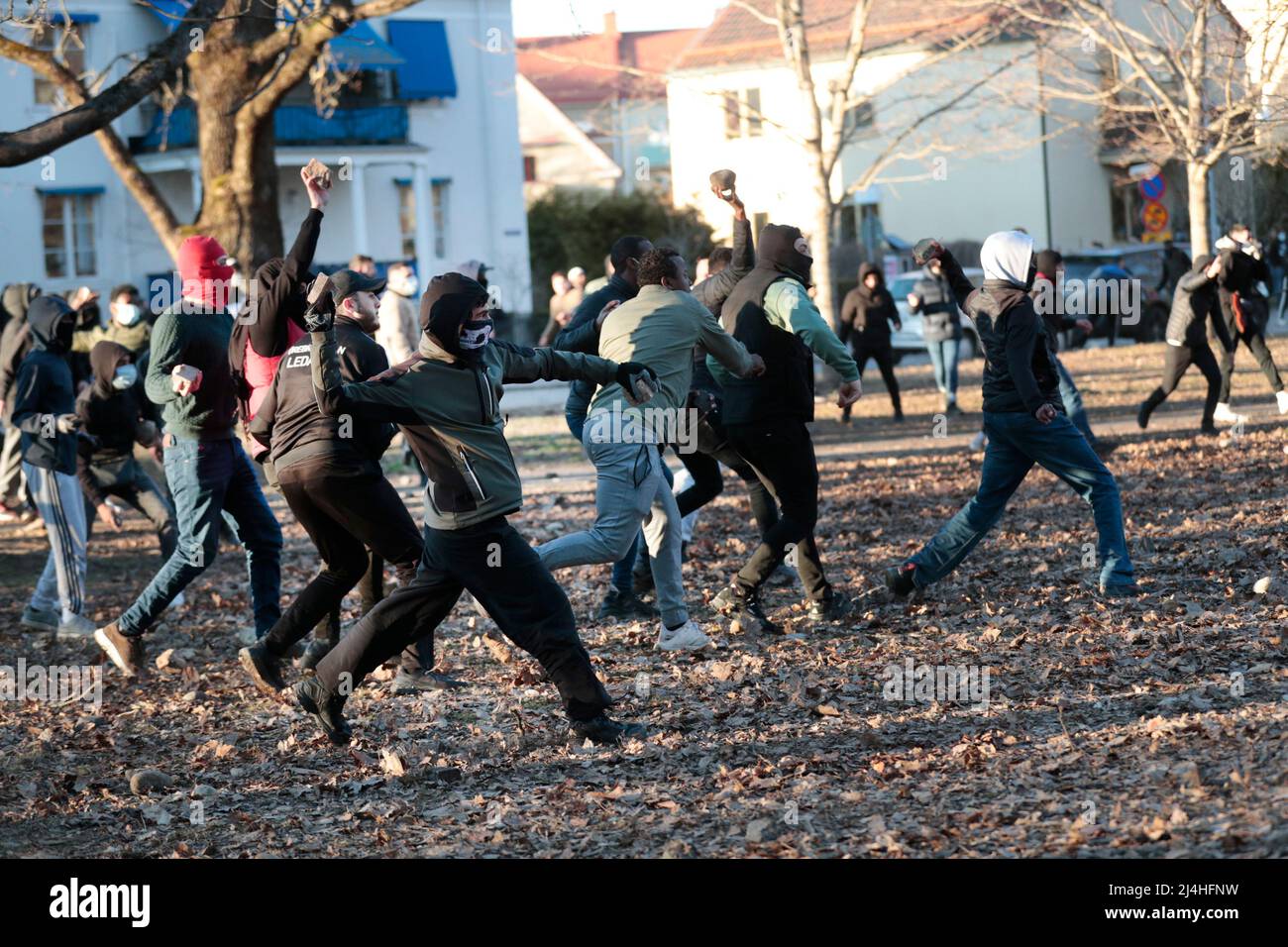 Orebro, Svezia. 15th Apr 2022. Orebro, Svezia. 15th Apr 2022. I contromanifestanti lanciano pietre alla polizia nel parco di Sveaparken a Orebro, Svezia 15 aprile dove Rasmus Paludan, leader del partito estremista danese di destra Stram kurs (corso stretto), ha avuto il permesso di riunirsi il Venerdì Santo. Foto: Kicki Nilsson / TT / kod 11380 Credit: TT News Agency/Alamy Live News Foto Stock