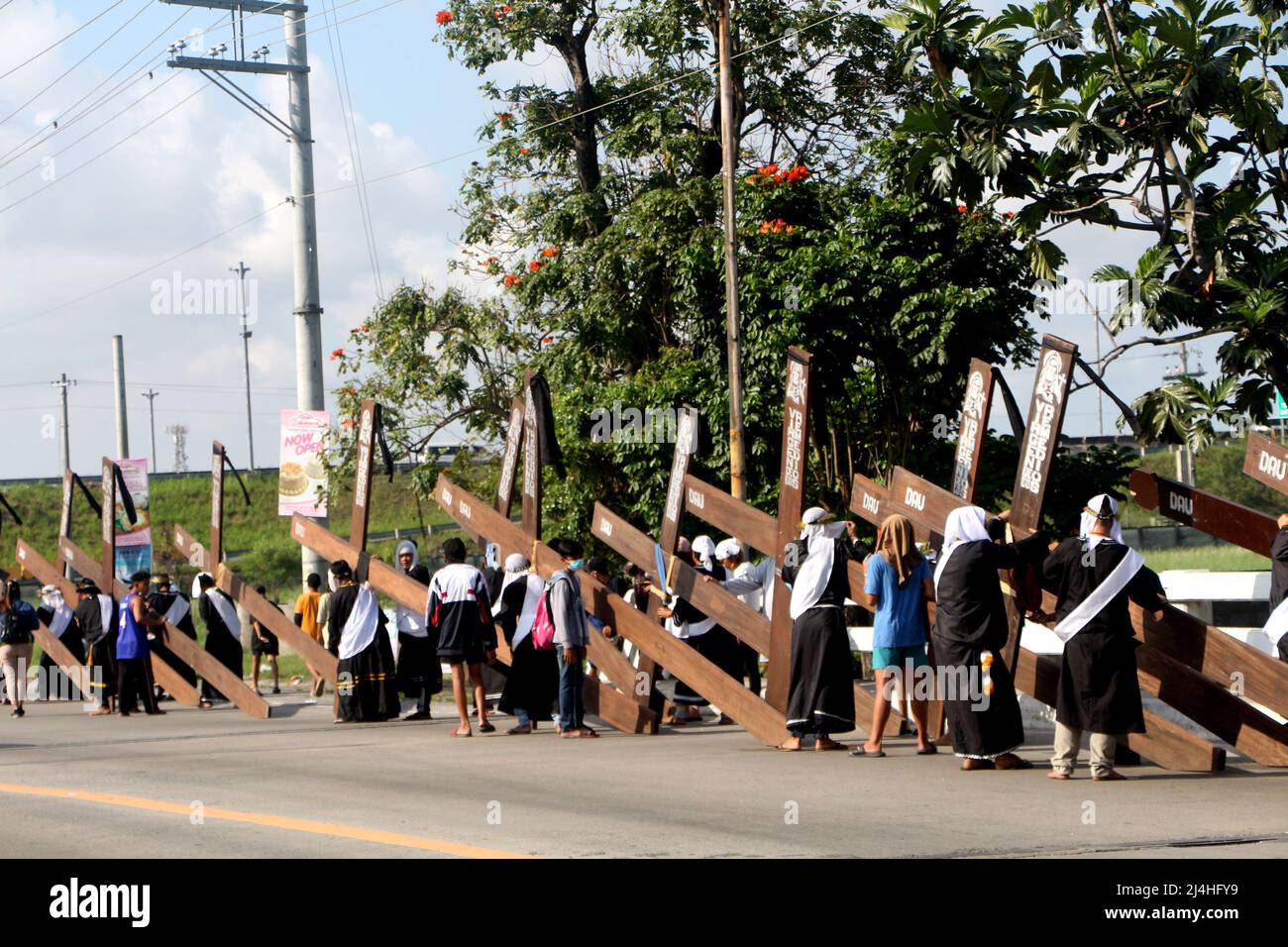 Filippine. 15th Apr 2022. I devoti fanno il loro atto di penitenza durante la celebrazione del Venerdì Santo a Mabalakat, Pampanga (provincia settentrionale di Manila). I flagellanti mantengono le loro tradizioni per due anni come Covid-19 scalda il mondo e il governo filippino ha limitato un raduno sociale. (Credit Image: © Gregorio B. Dantes Jr/Pacific Press via ZUMA Press Wire) Foto Stock