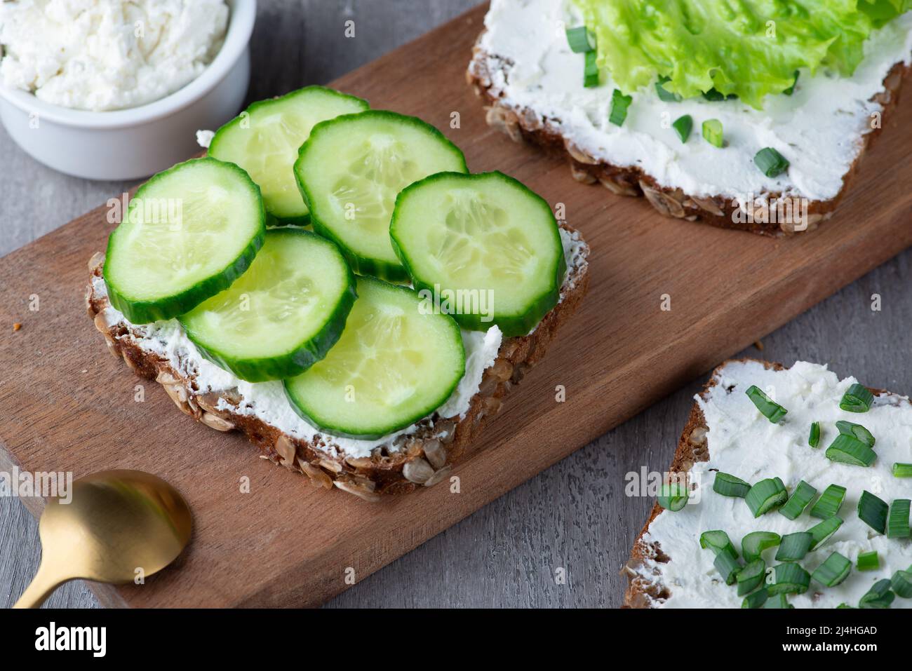 Sandwich sano con formaggio caserma bianco e cetriolo Foto Stock