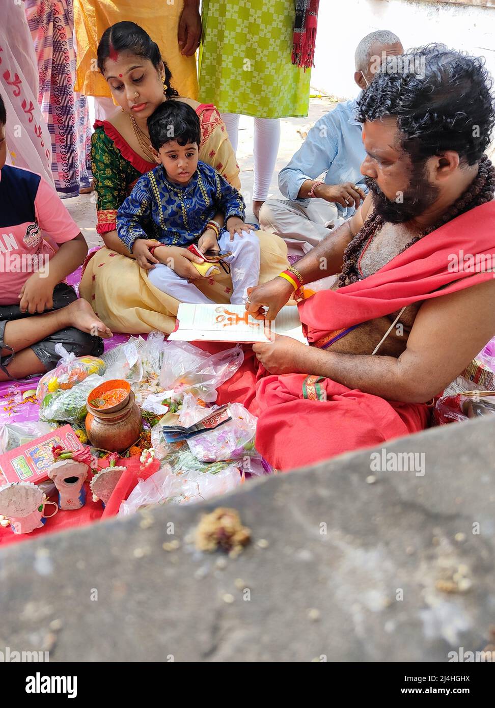 Kolkata, India. 15th Apr 2022. Devoti e commercianti in attesa di lunga linea e offrire puja un libro di conto del commerciante con i simboli santi sul Capodanno bengalese al Tempio di Kalight a Kolkata. I commercianti nel Bengala occidentale aprono i loro nuovi libri di cliente per l'anno nuovo sul Bengalese anno dopo le preghiere di offerta a Lakshmi e Ganesha per portare loro la prosperità. (Foto di Tubal Sapkota/Pacific Press) Credit: Pacific Press Media Production Corp./Alamy Live News Foto Stock