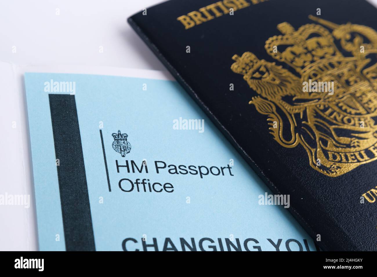 HM Passport Office logo visto sulla lettera originale e blurred UK passaporto sullo sfondo. Concetto. Stafford, Regno Unito, 15 aprile 2022. Foto Stock
