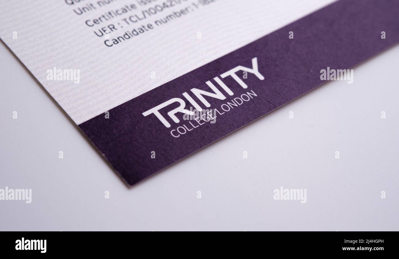 Trinity Secure English Language Tests SELT certificato primo piano foto. Test in inglese del Trinity College di Londra. Stafford, 13 aprile 2022. Foto Stock