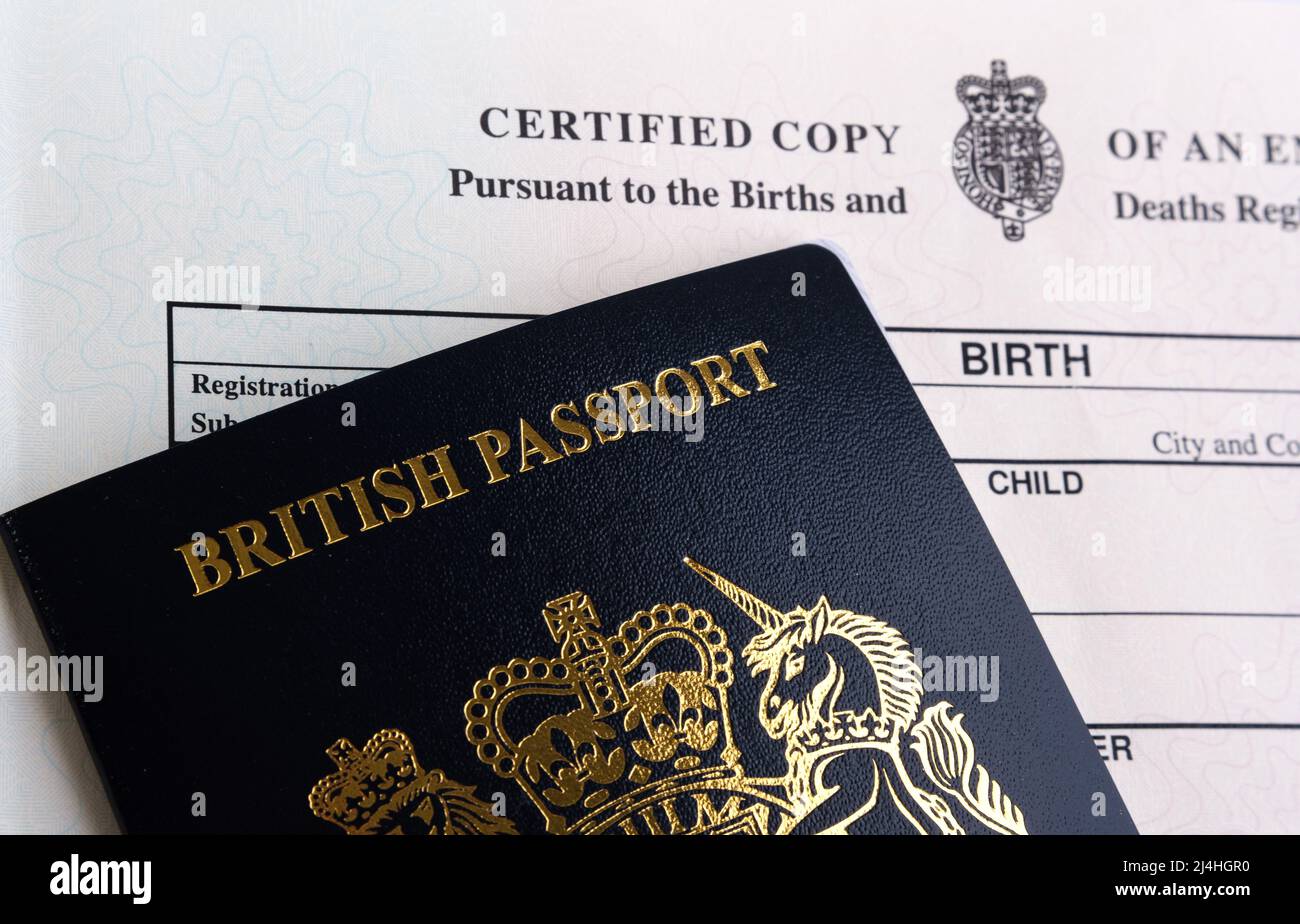 Passaporto britannico e certificato di nascita originale. Foto Stock