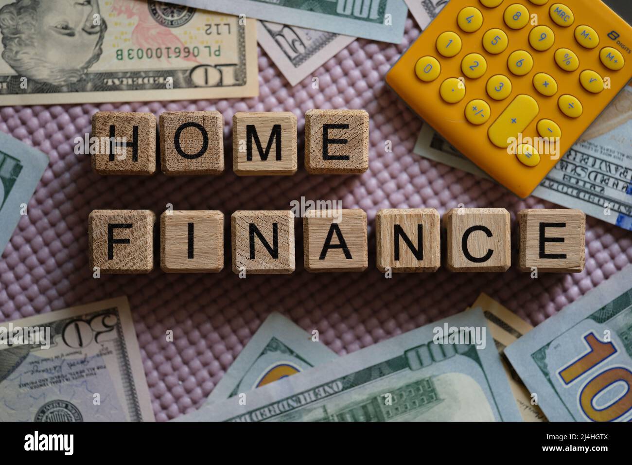 Home finanza banconote dollari e calcolatore primo piano Foto Stock