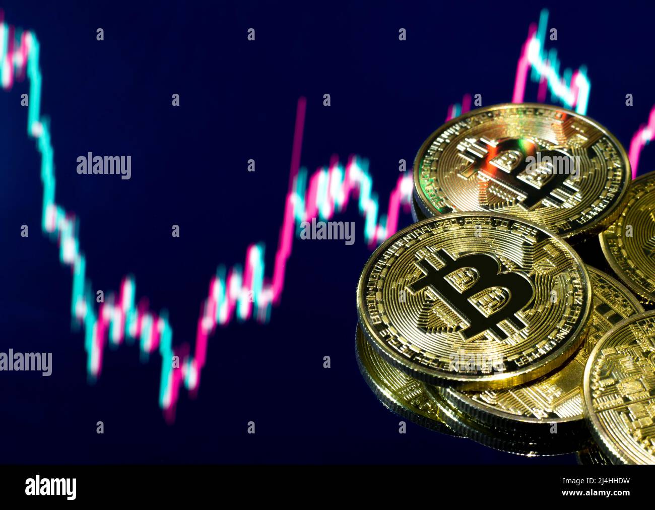 Riflessi bitcoin d'oro isolati sullo specchio con una tabella digitale del mercato azionario. crypto valuta BTC oro bitcoin selettivo messa a fuoco in primo piano. Foto Stock