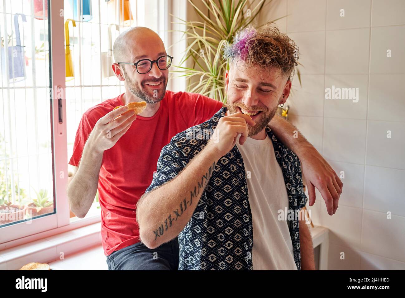 Due uomini gay in cucina a colazione Foto Stock