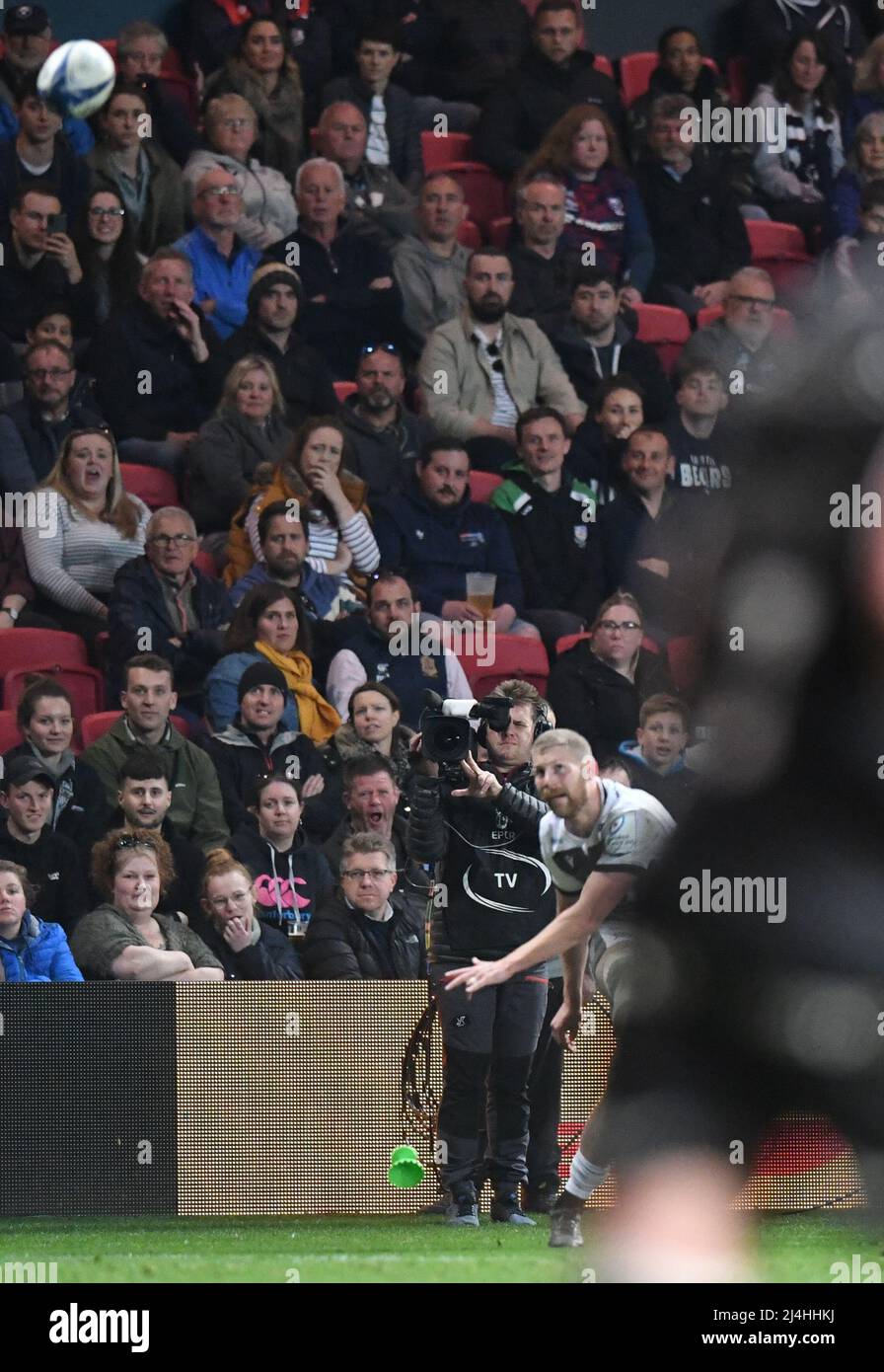 Bristol, Regno Unito. 15th aprile 2022, Ashton Gate Stadium, Bristol, South Gloucestershire, Inghilterra; European Champions Cup rugby, Bristol Bears versus sale: Robert du Preez di sale Sharks calcia una conversione Foto Stock