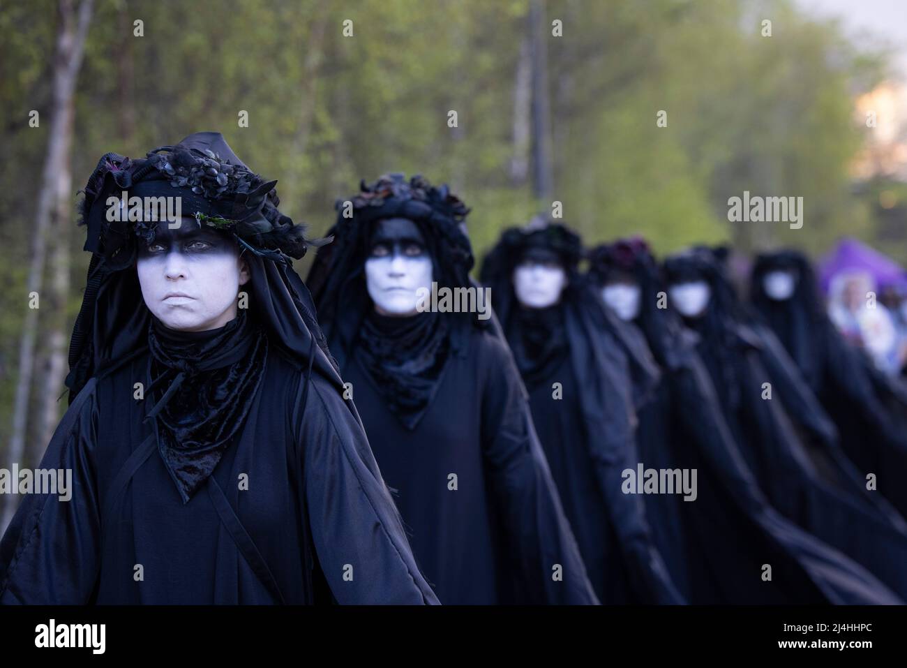 Londra, Regno Unito. 15th Apr 2022. Gli attivisti si vedono esibirsi durante la dimostrazione. Gli attivisti del gruppo di proteste sul clima Extinction Rebellion vestito da brigate nere e si esibiscono in mimi, movimenti al rallentatore e tableaux in pubblico per protestare contro gli investimenti di combustibili fossili da parte del governo britannico e l'impatto dei combustibili fossili per l'ambiente. (Foto di Hesther ng/SOPA Images/Sipa USA) Credit: Sipa USA/Alamy Live News Foto Stock