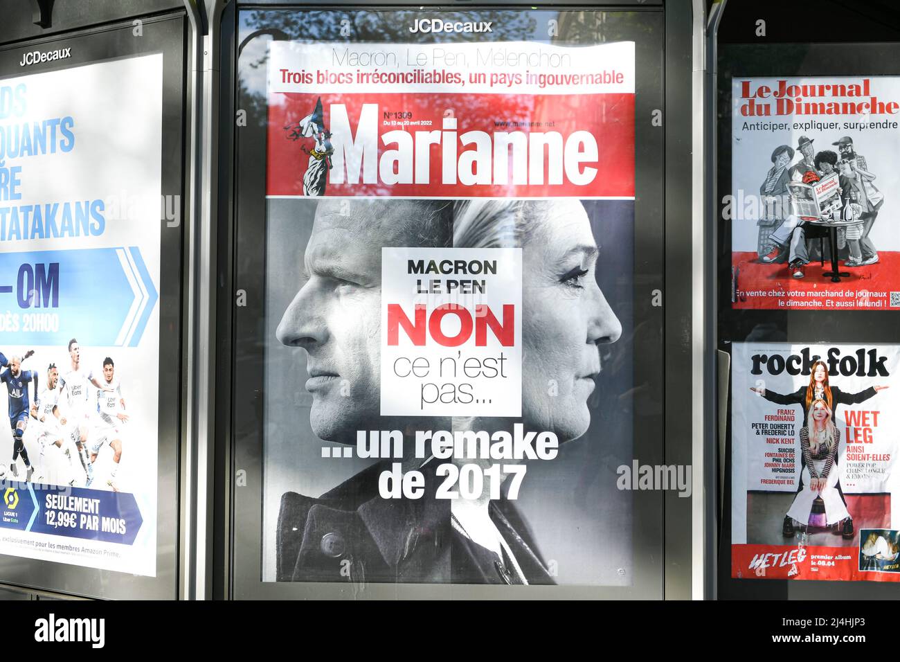 Illustrazione del secondo turno delle elezioni presidenziali francesi tra l'attuale presidente Emmanuel Macron e Marine le Pen ('RN', 'Rassemblement National'), prima pagina del quotidiano settimanale francese 'arianne' in edicola a Parigi, in Francia, il 15 aprile 2022. Foto Stock