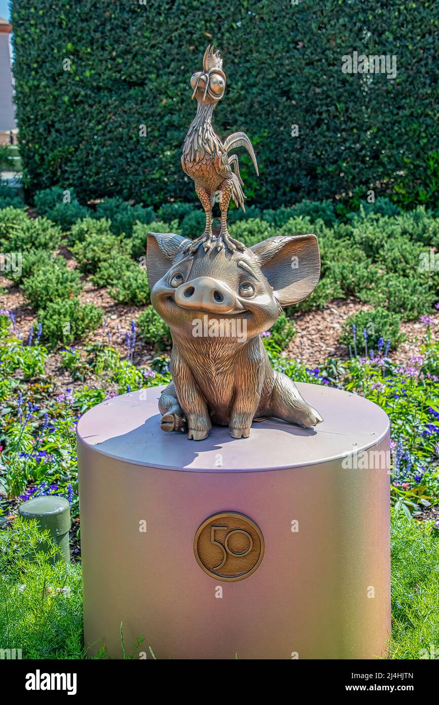 Hei Hei e Pua Gold statue 50th anniversario Disney Epcot Foto Stock