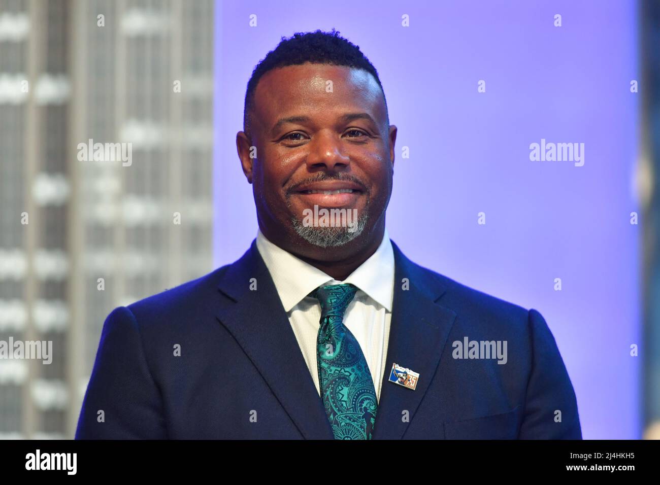 Ken Griffey Jr. Visita l'Empire state Building per il giorno di Jackie Robinson il 15 aprile 2022 a New York. Foto Stock