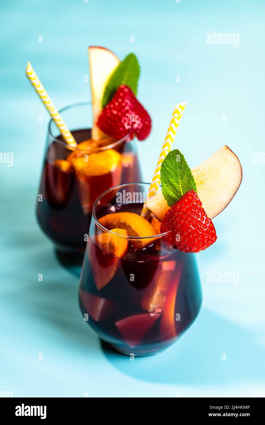 Il cocktail estivo spagnolo sangria viene servito in bicchieri decorati con  frutta fresca Foto stock - Alamy